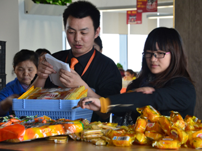 国贸员工正仔细清点着双11的粮草——给阿里同学准备的零食