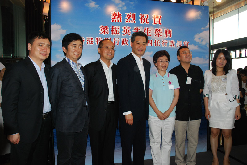 梁振英与山大校友会来宾合影（图片左一为李东风先生）