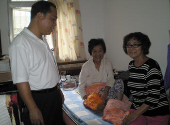 黄经理与金主任看望独居老人