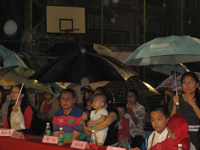 雨中热情的观众