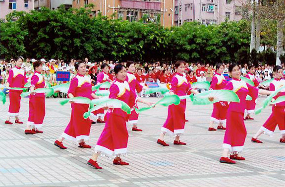 集体舞大展演真是太好了